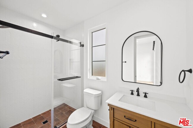 Building Photo - 2324 S Dunsmuir Ave