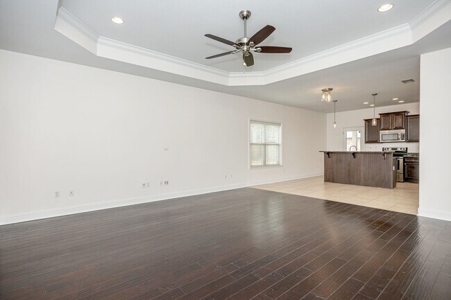 Building Photo - Charming Home Move-in Ready!