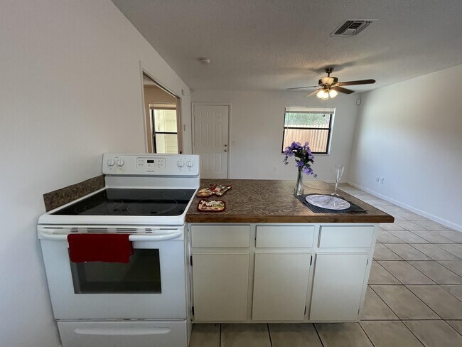 Primary Photo - 1832 My Pl Ln