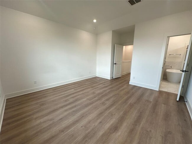 Building Photo - 2828 Versailles Oak Ln