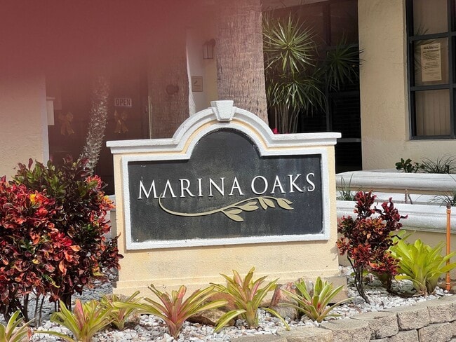 Building Photo - Pretty, updated 1 bed, 1 bath in Fort Lauderdale