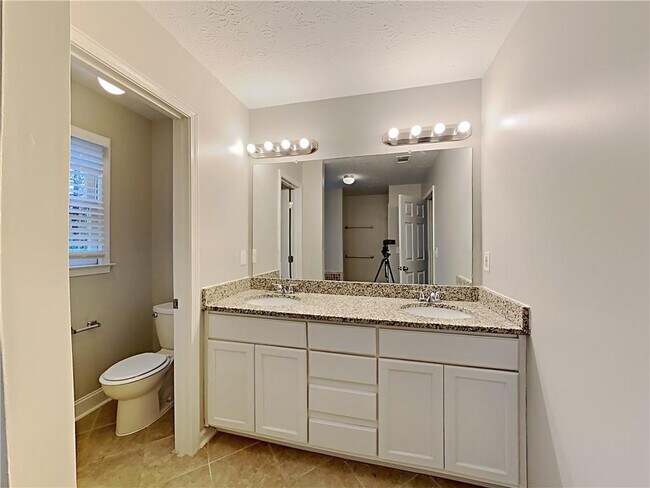 Building Photo - 820 Providence Dr