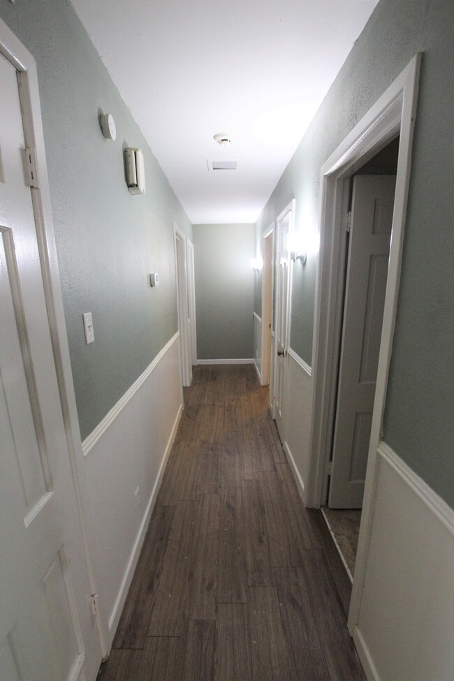 Building Photo - Beautiful 3 Bedroom 2 Bath with Large Back...