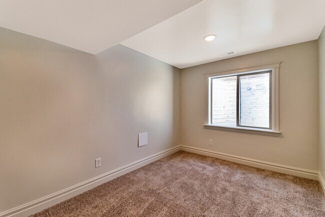 Building Photo - Beautiful home nestled in Pleasant Grove