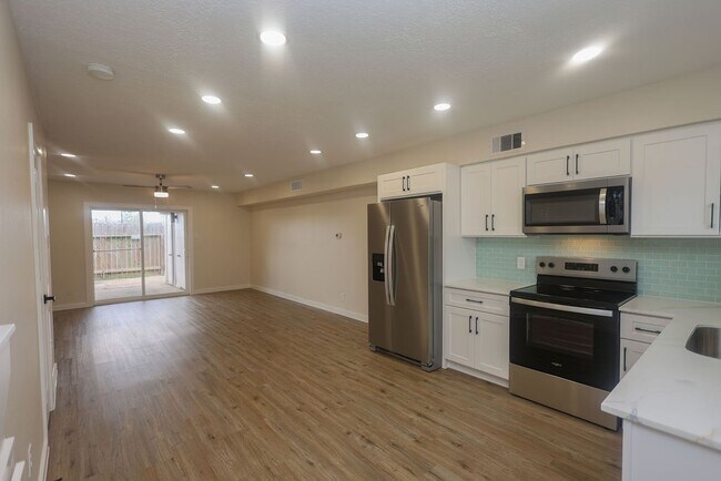 Building Photo - 708 Staitti St