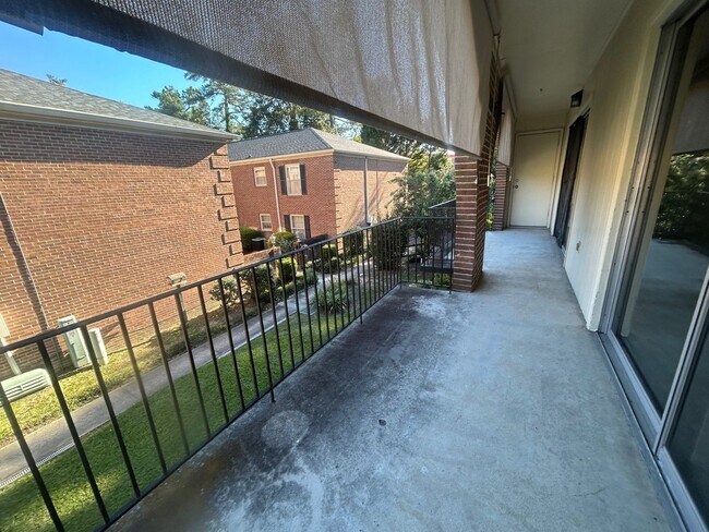 Building Photo - 5516 Lakeshore Dr