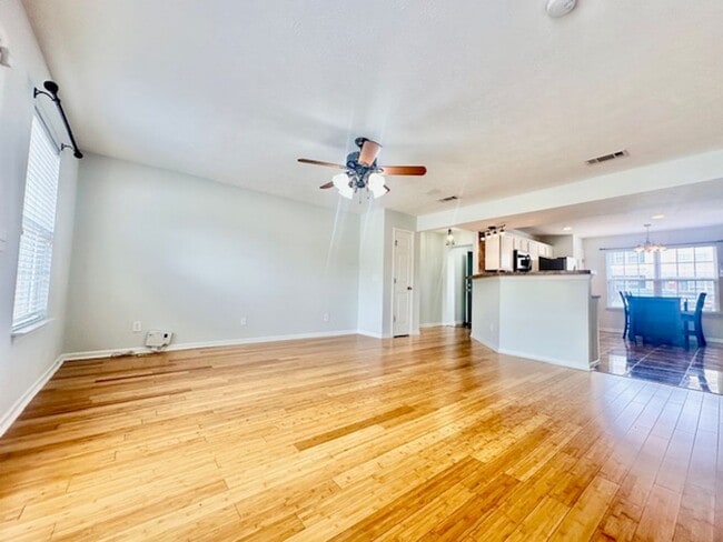 Building Photo - Welcome Home! Rare 3 Bedroom 2.5 Bath Town...