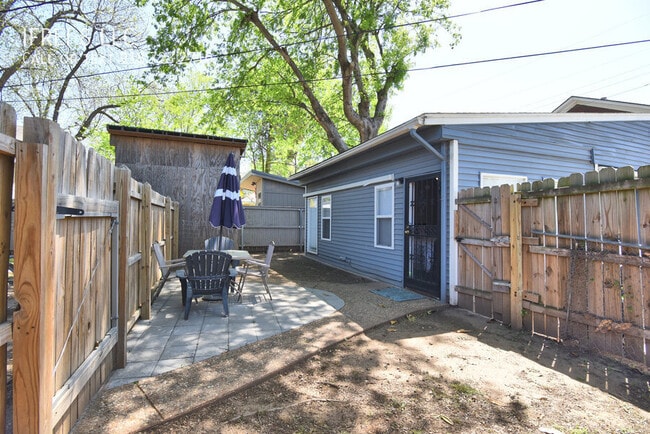 Building Photo - 2204 1/2 E 14th Street-
