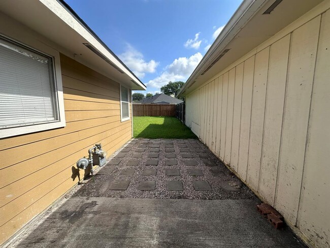 Building Photo - 9210 Goodmeadow Dr