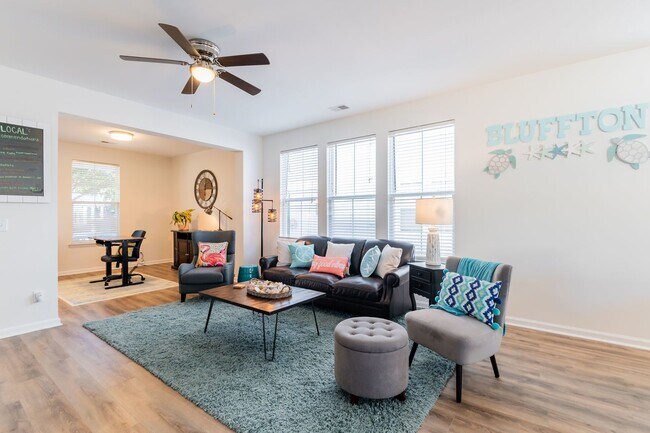 Building Photo - Three Bedroom Updated Townhome in Bluffton Park!