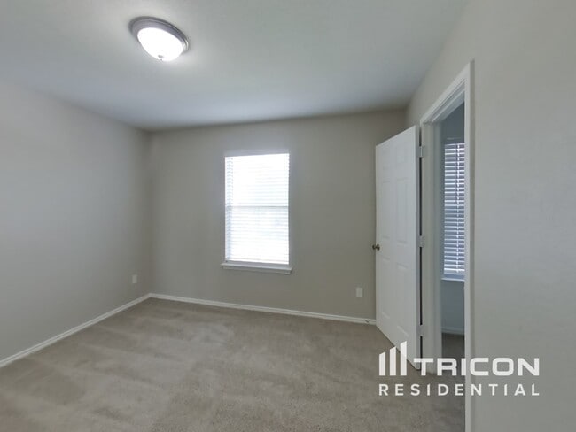 Building Photo - 2714 Moonrock