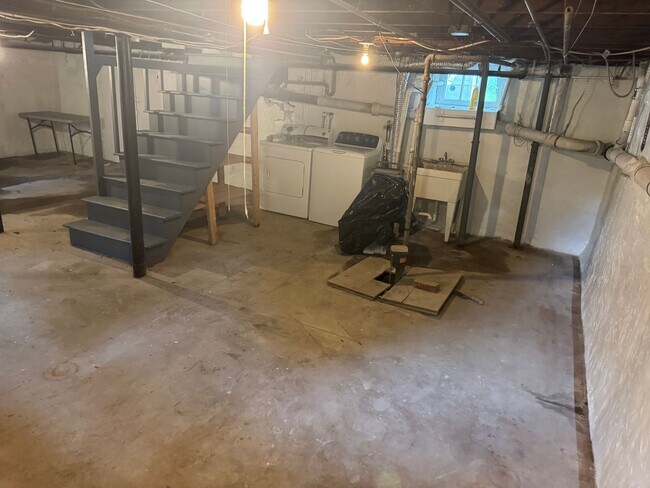 Building Photo - 514 Tennis Ave