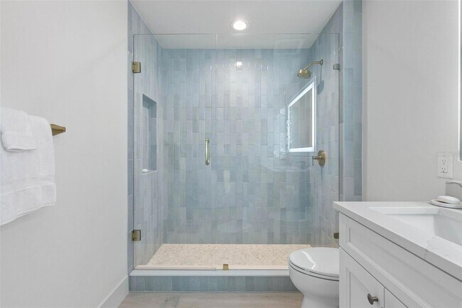 Building Photo - 102 Yacht Harbor Dr