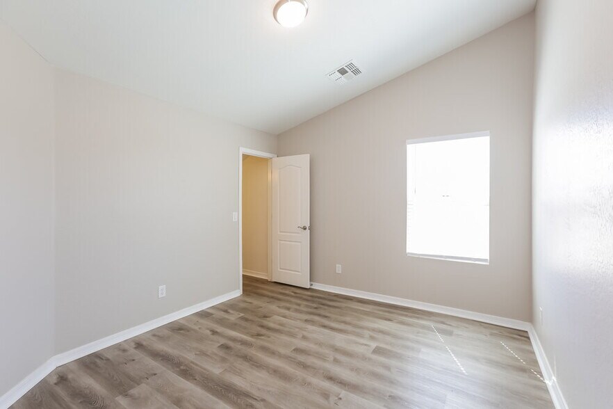 Building Photo - 1155 S Osborn Ln