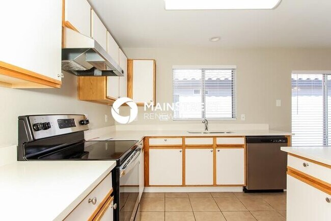 Building Photo - 3 Bedroom Pet-Friendly Home in Phoenix, AZ with Main Street Renewal