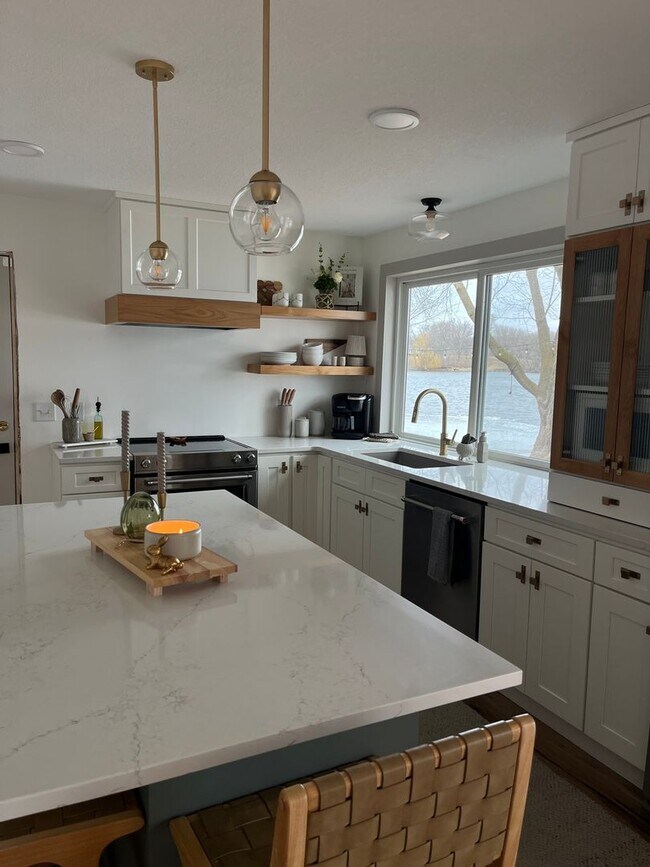 Building Photo - Charming 2BR+ Loft Lake House in Maple Lake