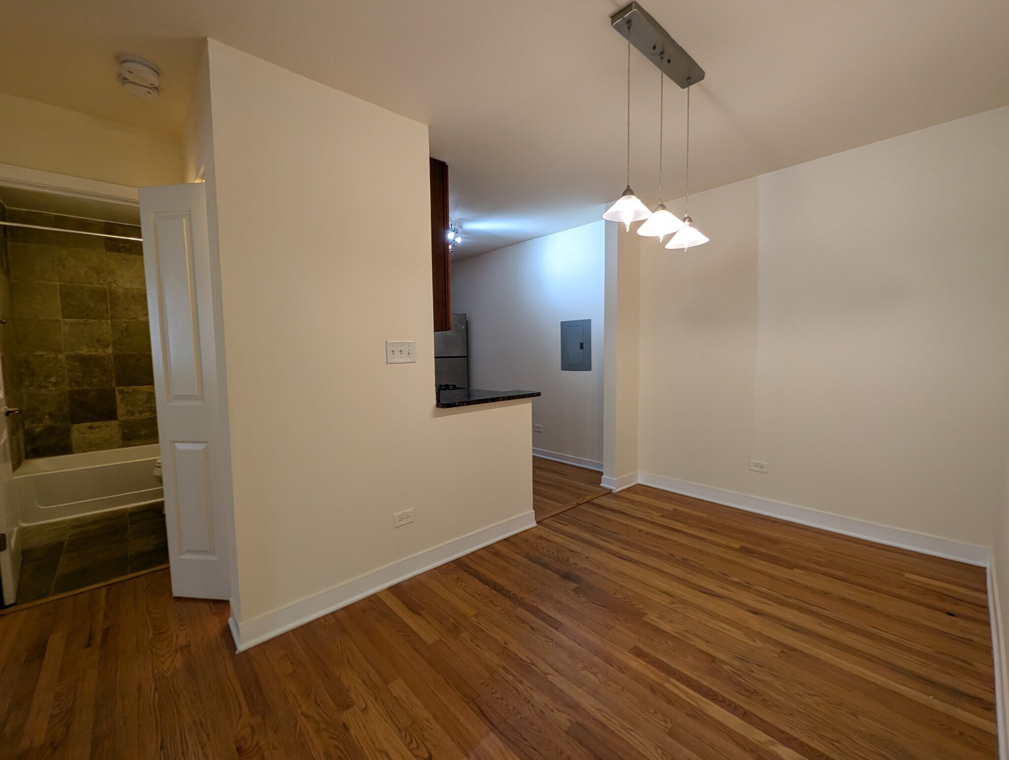 Building Photo - 643 W Wrightwood Ave