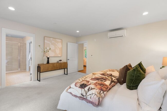 Building Photo - Comfort Meets Convenience in This Bellevue Condo