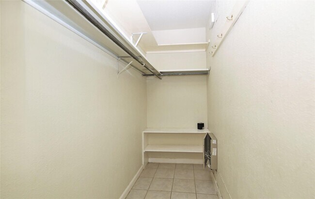 Building Photo - 6202 Skyline Dr