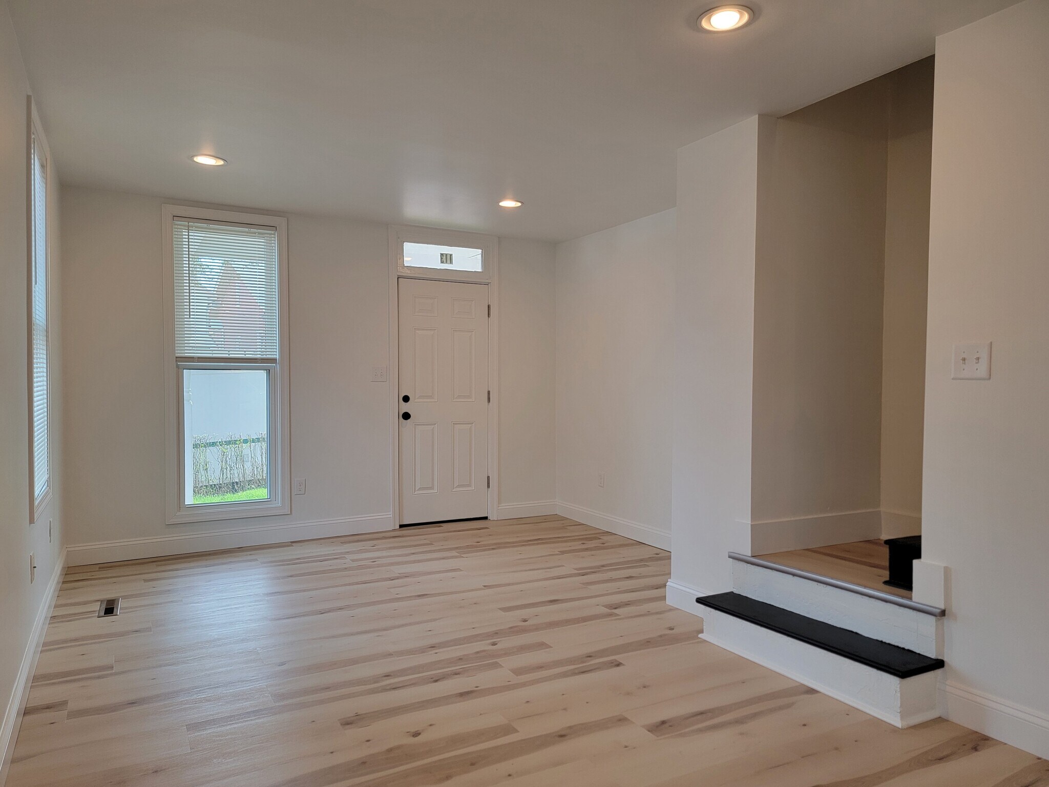 Building Photo - 113 E Chestnut St