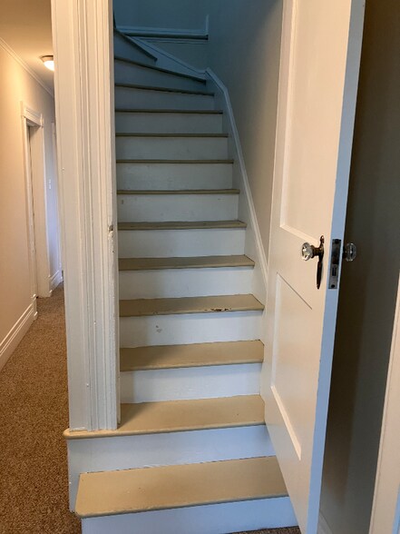 Building Photo - 613 Main St