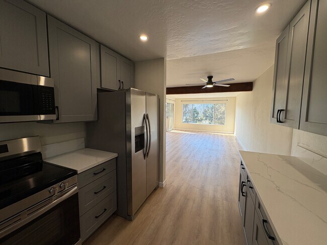 Building Photo - 6816 Hyde Park Dr