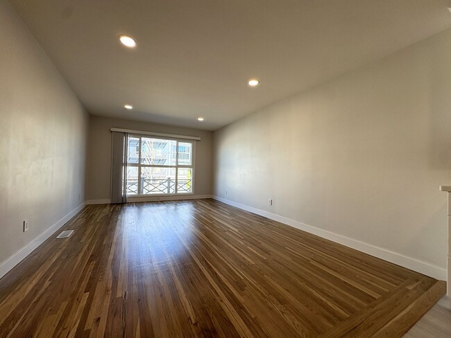 Building Photo - 1327-1329 Judah Street