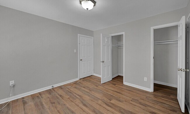 Building Photo - 2712 Mitchell Ave