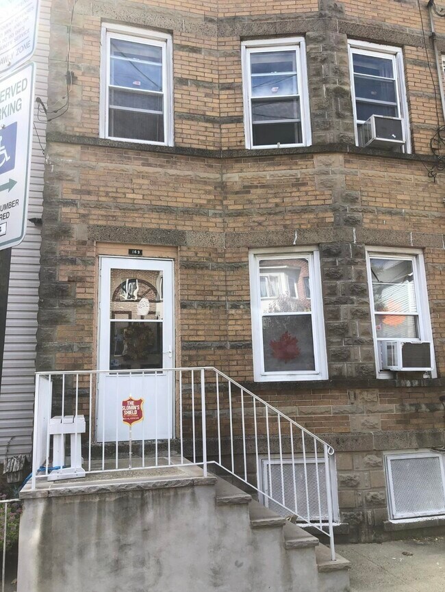 Building Photo - 169 Beacon Ave