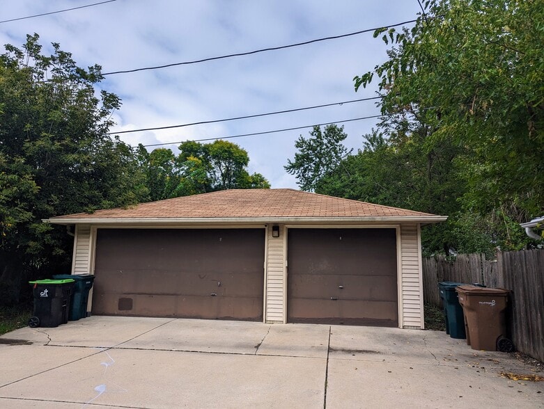 Garage - 820 W Glendale Ave