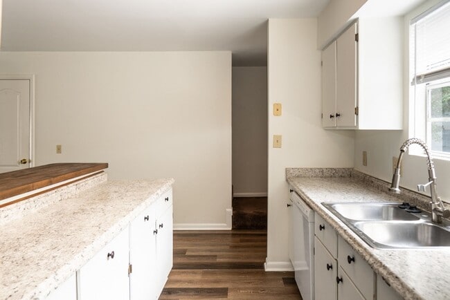 Building Photo - Spacious Two Bedroom Townhome