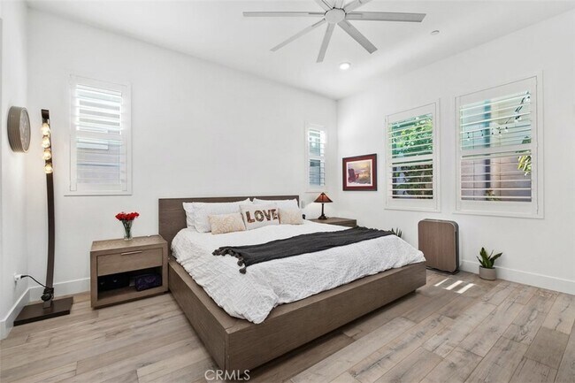 Building Photo - 124 Sculpture