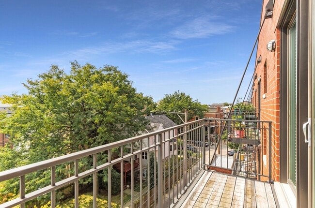 Building Photo - 2251 W Wabansia Ave