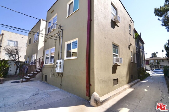 Building Photo - 2021 N Vermont Ave