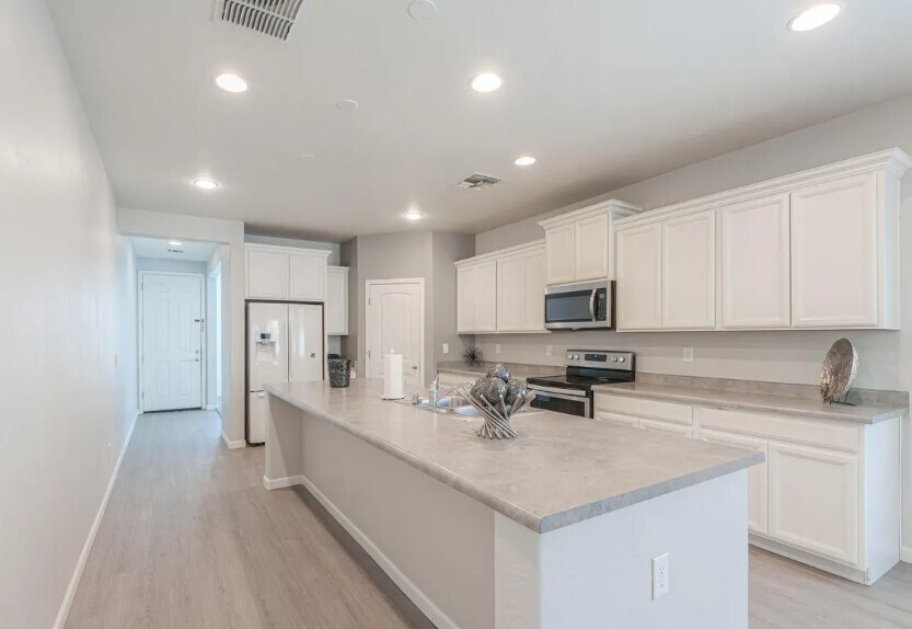 Kitchen - 40768 W Rio Grande Dr