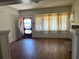 Building Photo - 640 W 16th St