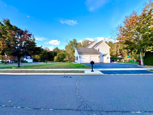 Building Photo - 4 Cobblestone Ct