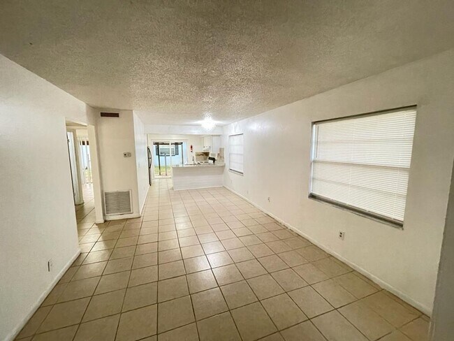 Building Photo - 226 6th Jpv St