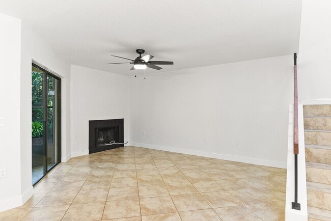 Building Photo - Charming Townhouse for Lease