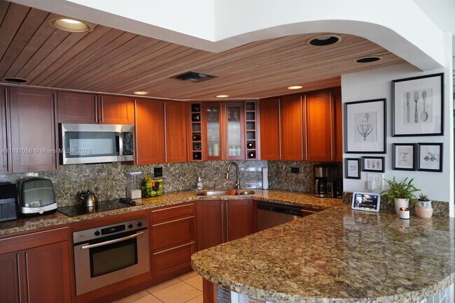 Building Photo - 1408 Brickell Bay Dr