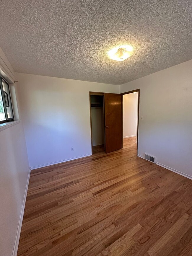 Building Photo - 3 Bedroom 1 bathroom home in Mukilteo