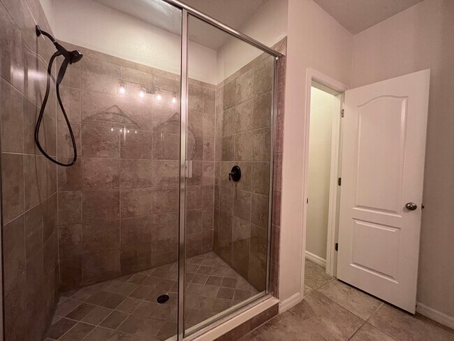 Building Photo - Gorgeous 3 bedroom, 2½ bath, 2 STORY townhome