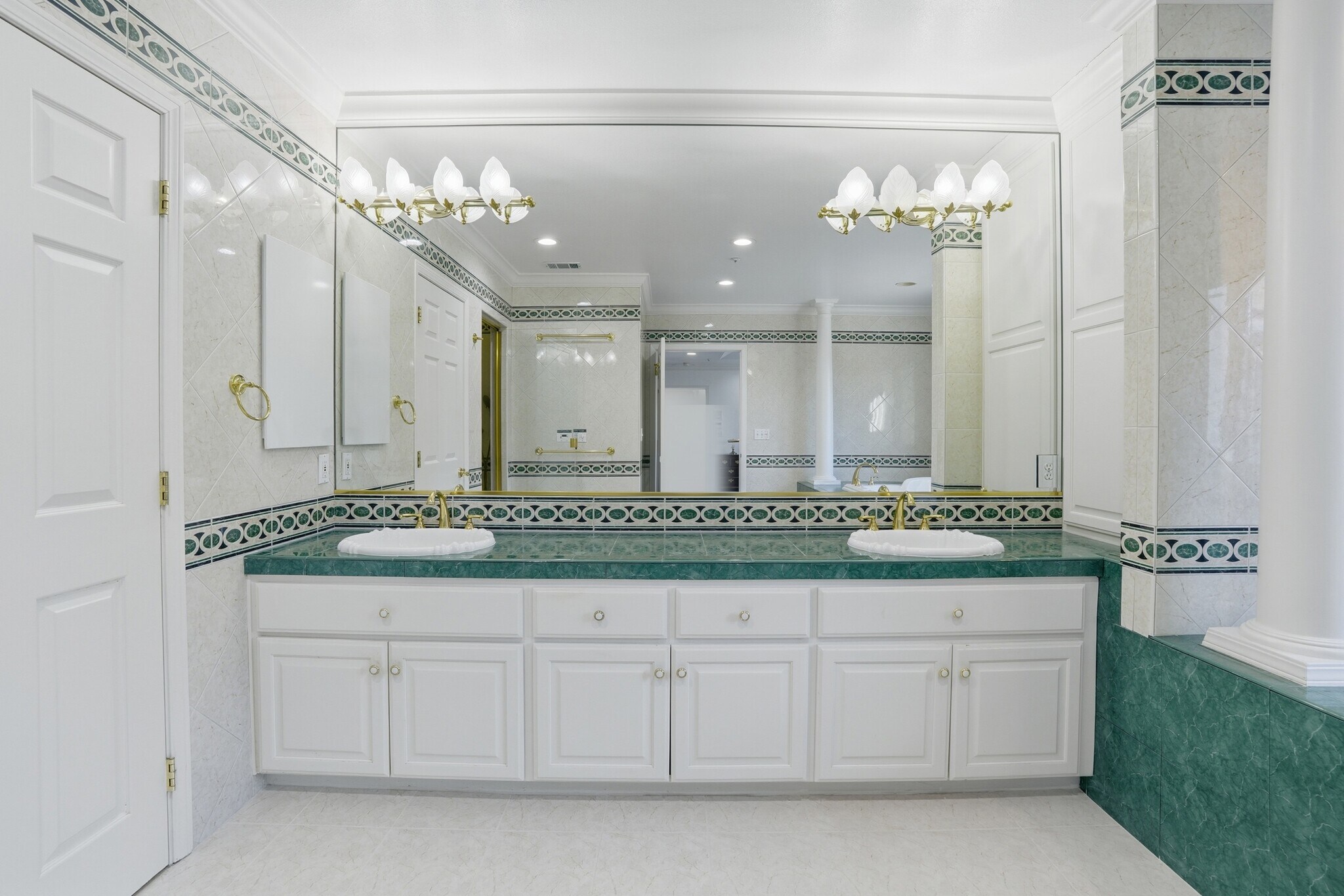 Building Photo - 544 Sunset Way