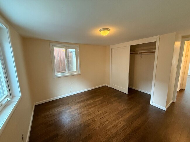 Building Photo - CHARMING ONE BEDROOM / ONE BATHROOM MILL V...