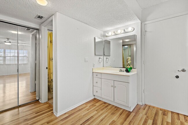 Building Photo - 1507 SE Royal Green Cir