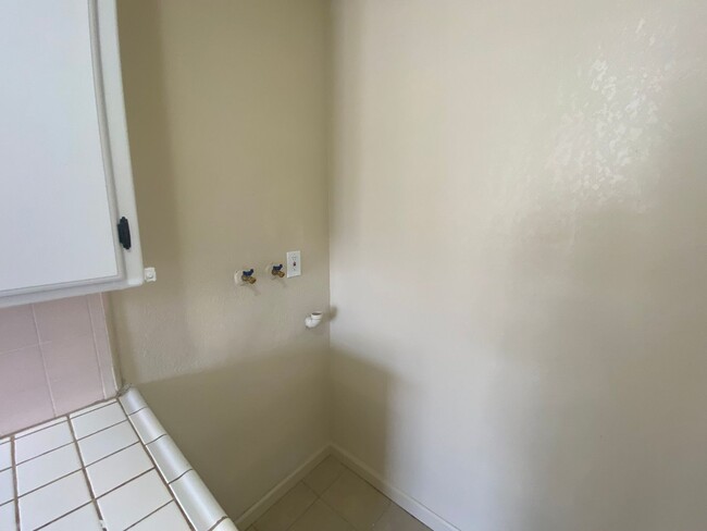 Building Photo - New B AV T 15466