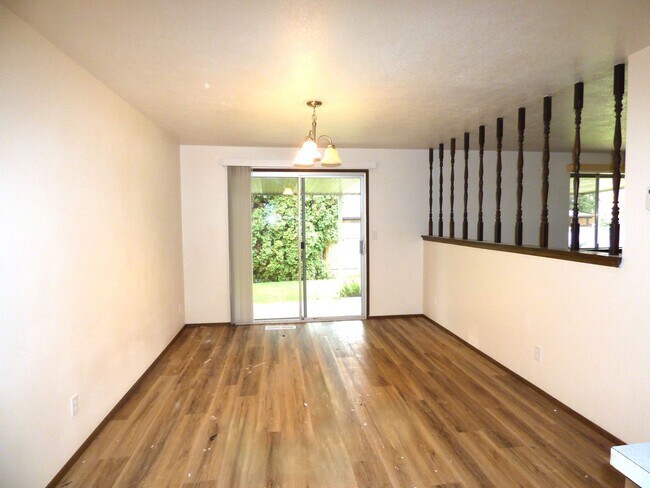 Building Photo - Rent Special: FREE May's Rent!!