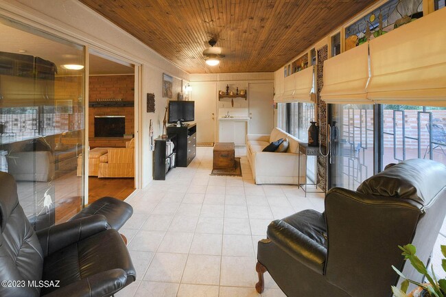 Building Photo - 250 W Greenock Dr