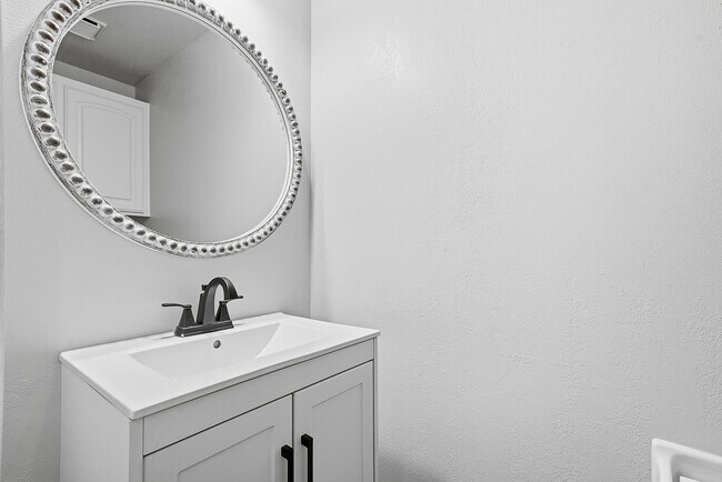 Building Photo - 408 W Fairway Ct