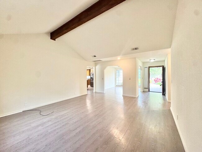 Building Photo - Stunning 3 bedroom 2.5 bathroom home in Folsom with large backyard